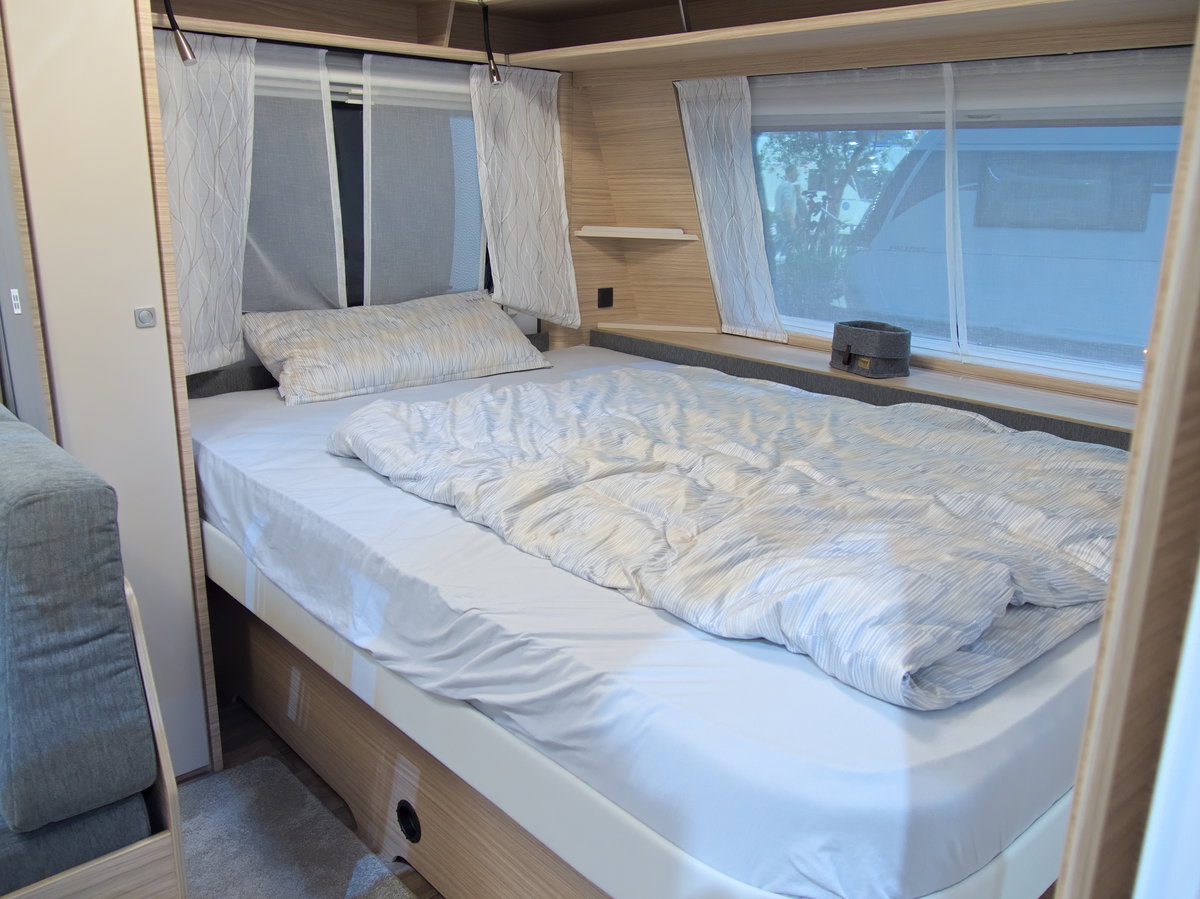 Fendt Bianco Activ 560 SKM (2027) op de Caravan Salon 2026: Frans tweepersoonsbed.