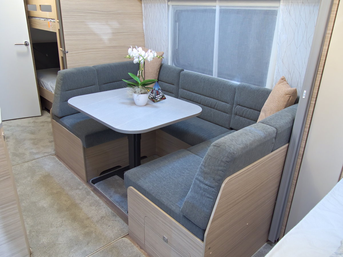 Fendt Bianco Activ 560 SKM (2027) auf dem Caravan Salon 2026: Sitzgruppe.