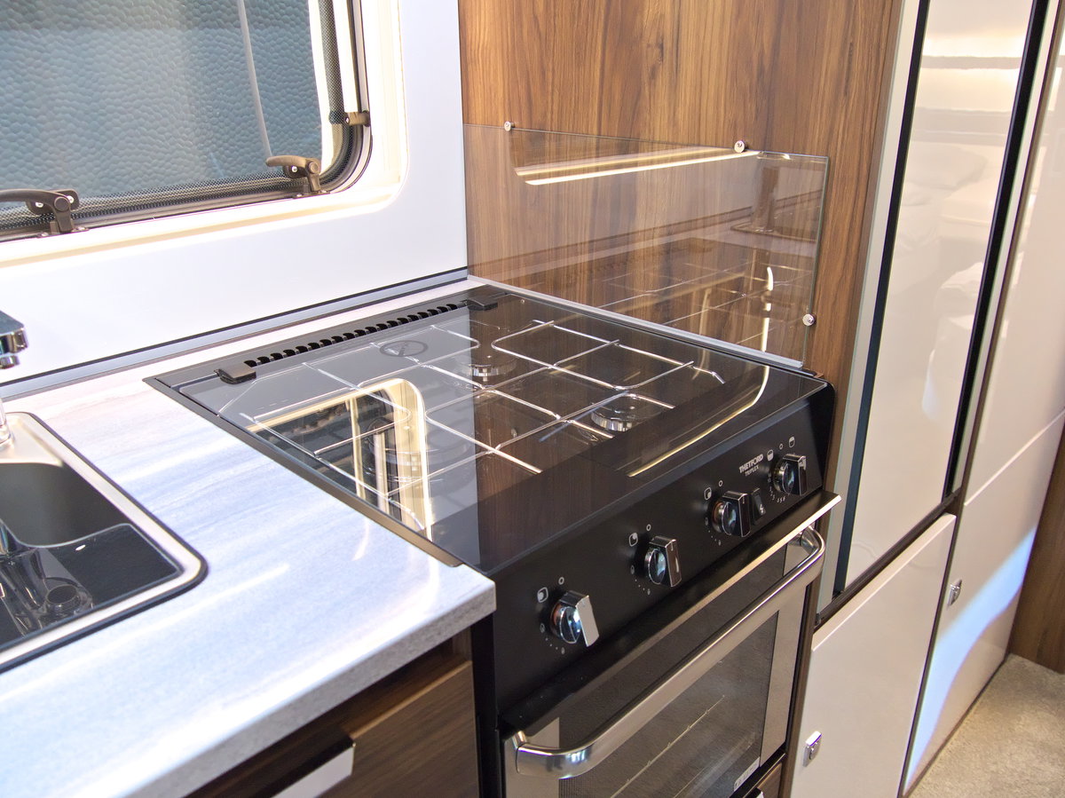 Fendt Diamant 560 SGW auf dem Caravan Salon 2026: Küchenmodul mit Spüle, Herd und Ofen.
