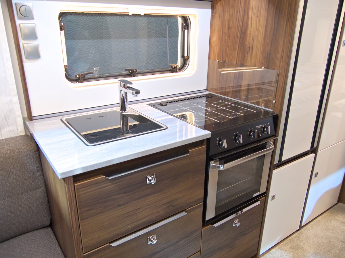 Fendt Diamant 560 SGW auf dem Caravan Salon 2026: Küchenmodul mit Spüle, Herd und Ofen.
