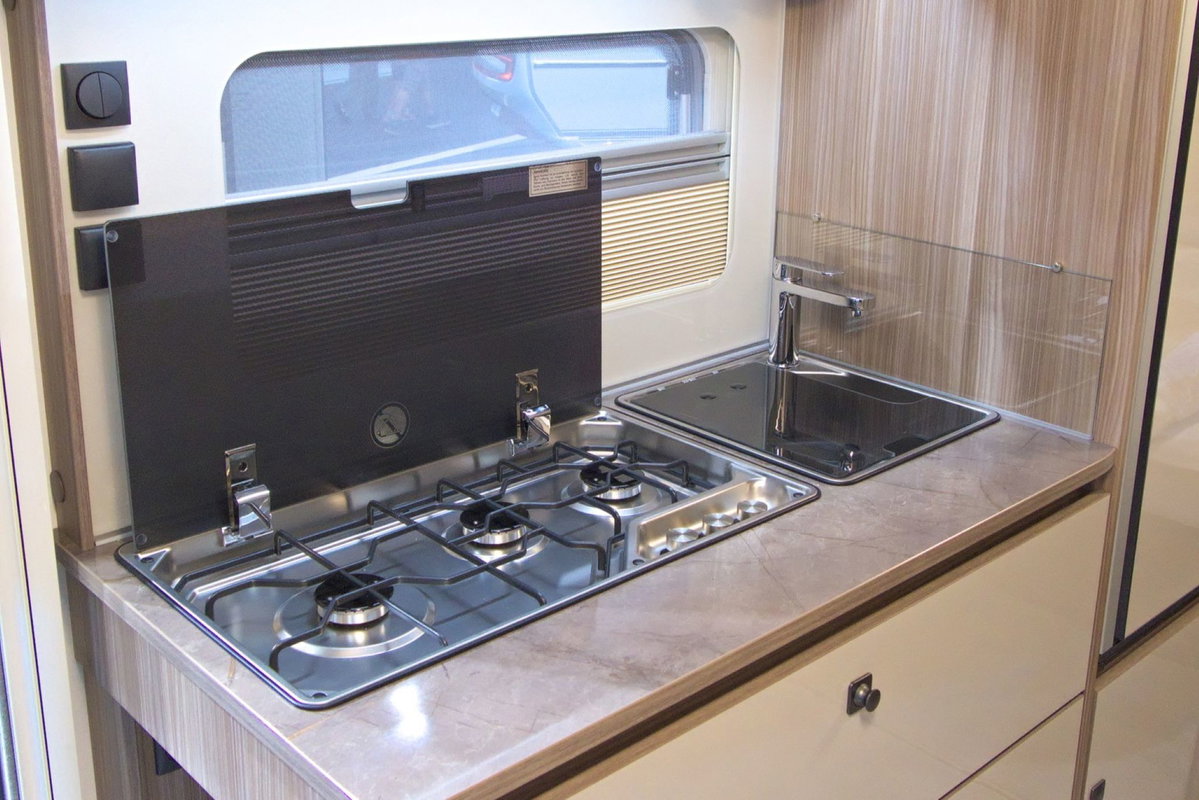 Fendt Tendenza 560 SFDW op de Caravan Salon 2026: keukenblok met 3-pits fornuis en gootsteen.
