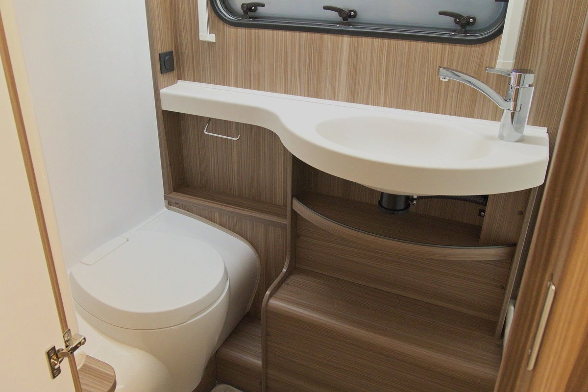 Fendt Tendenza 560 SFDW auf dem Caravan Salon 2026: Bad mit Toilette und Waschbecken.