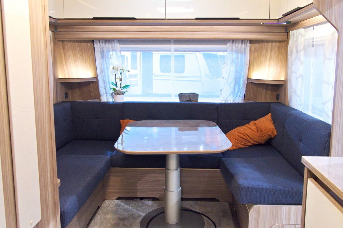 Fendt Tendenza 560 SFDW op de Caravan Salon 2026: ruime zithoek voorin.