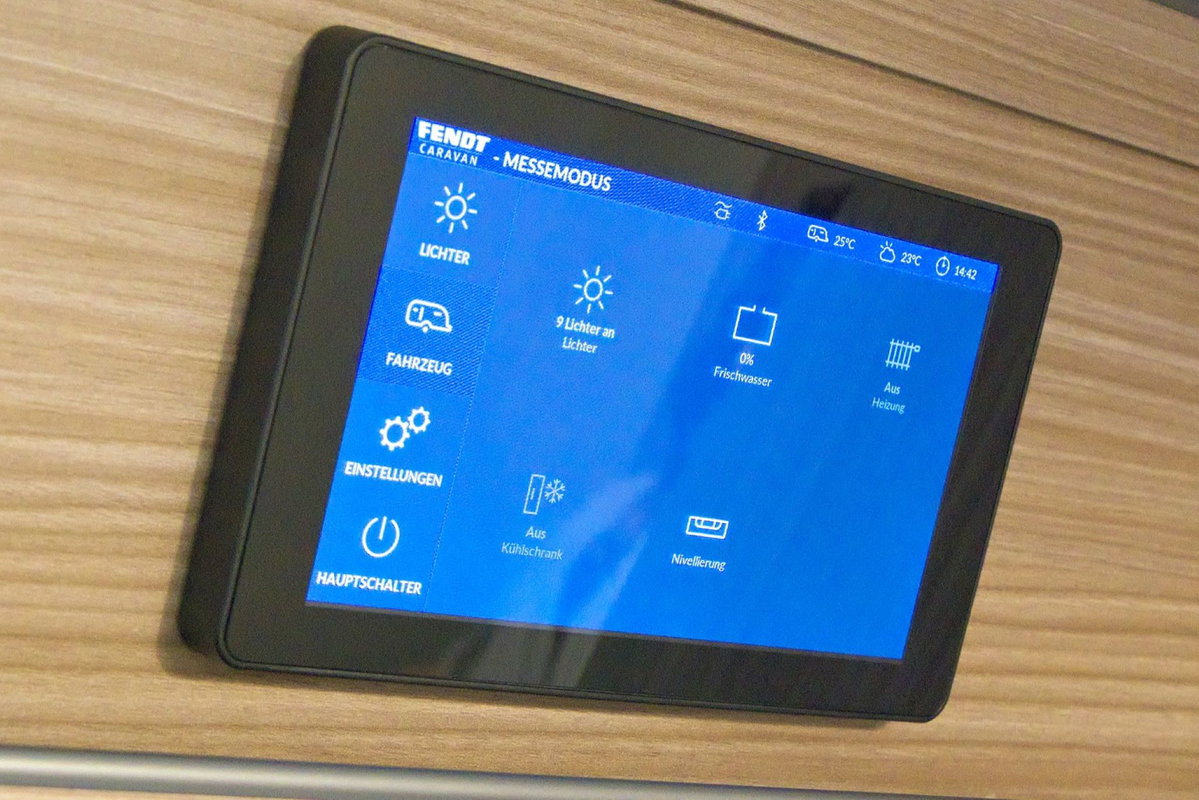 Fendt Tendenza 560 SFDW op de Caravan Salon 2026: bediening via TFT-touchpanel.