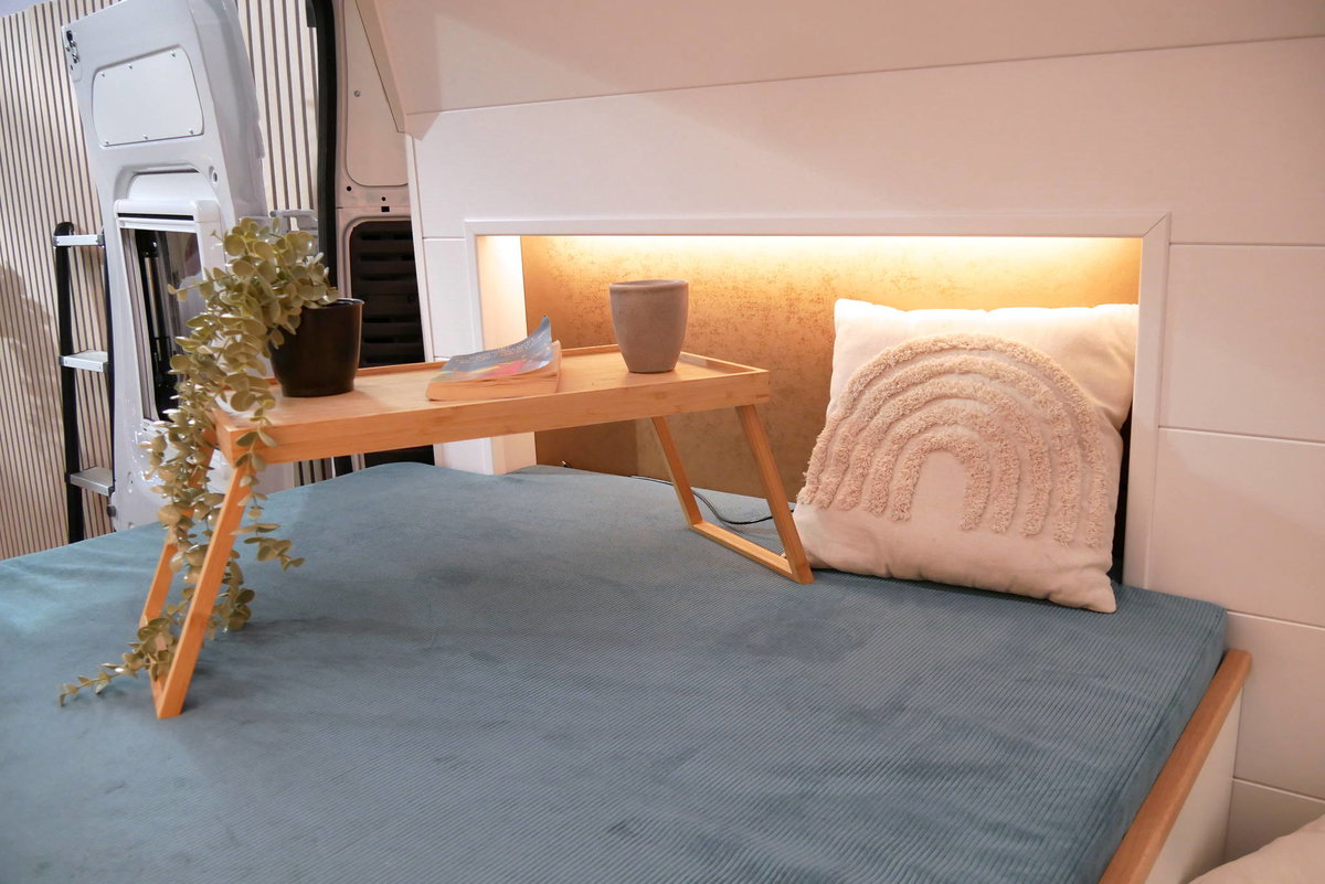 FidiBus (2027): Bett mit Tablett