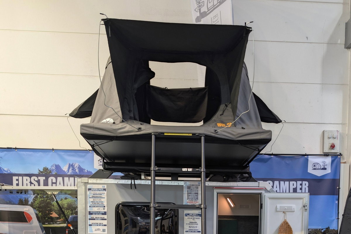 Mini-caravan met dakentent