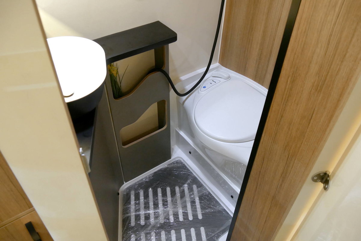 Hotomobil Ronin XL (2027): badkamer