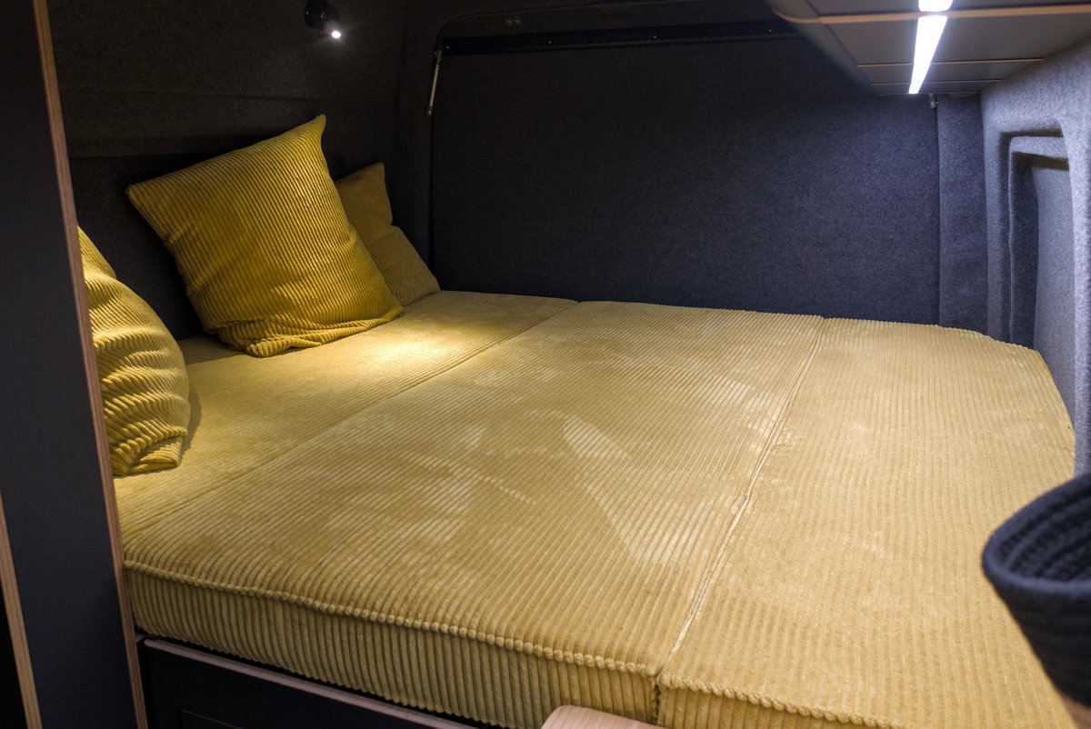 KEC Mountaineer Grand Expedition auf dem Caravan Salon 2026: Bett im Heck.
