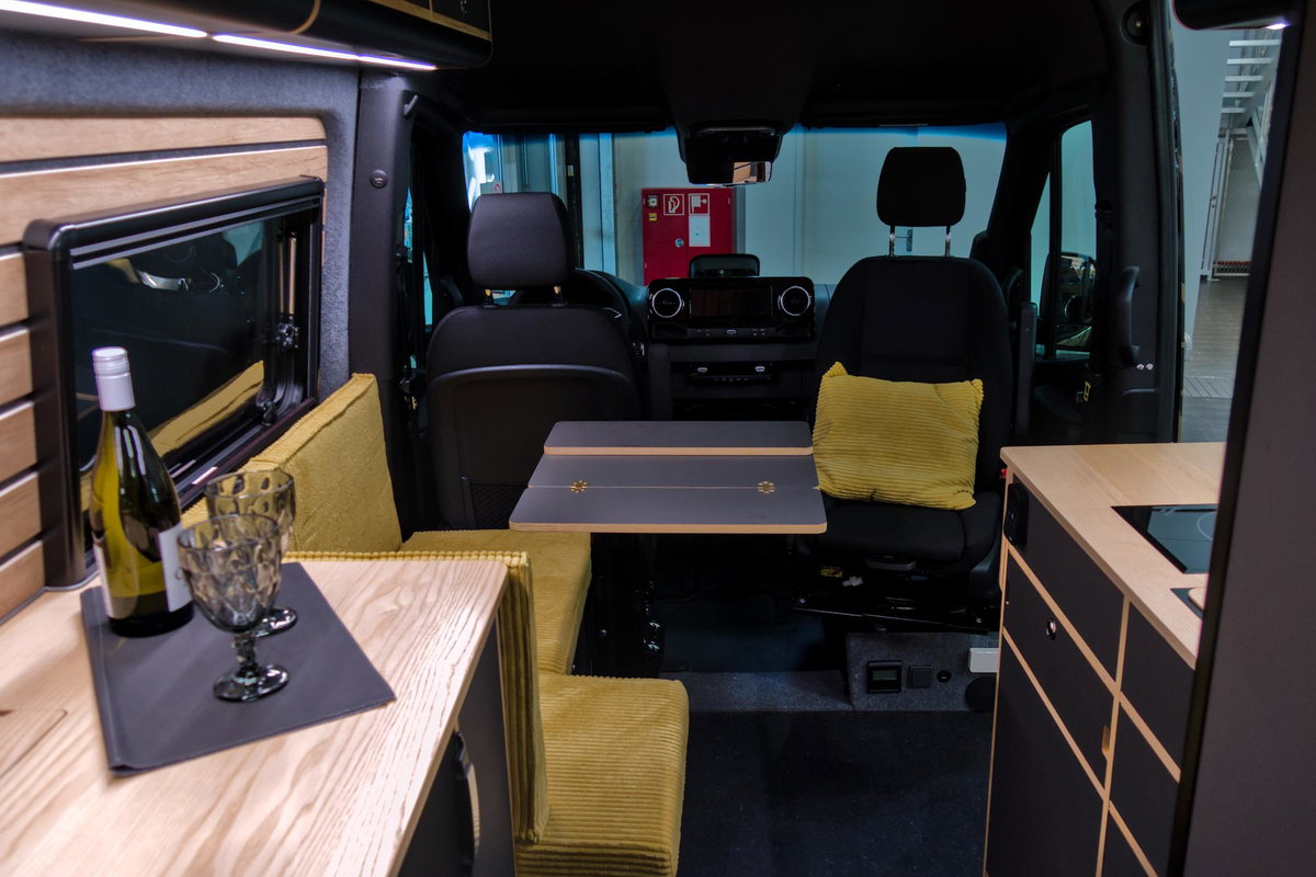 KEC Mountaineer Grand Expedition auf dem Caravan Salon 2026: Innenansicht mit Blick in Richtung Fahrerkabine.