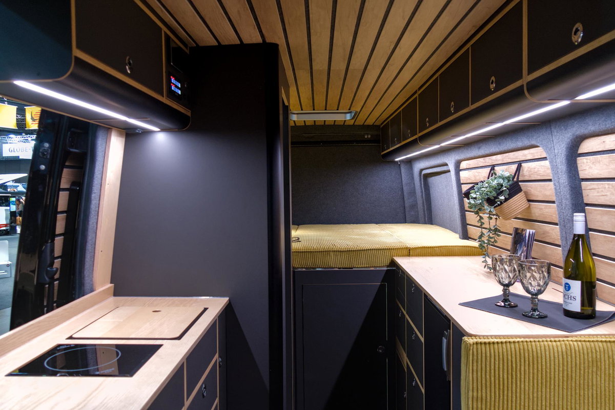 KEC Mountaineer Grand Expedition auf dem Caravan Salon 2026: Innenansicht mit Blick ins Heck.