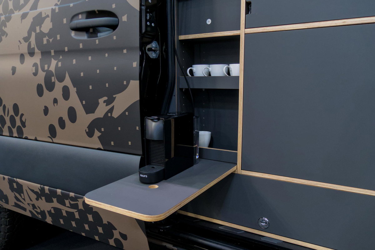 KEC Mountaineer Grand Expedition auf dem Caravan Salon 2026: Herausklappbare Arbeitsfläche außen.