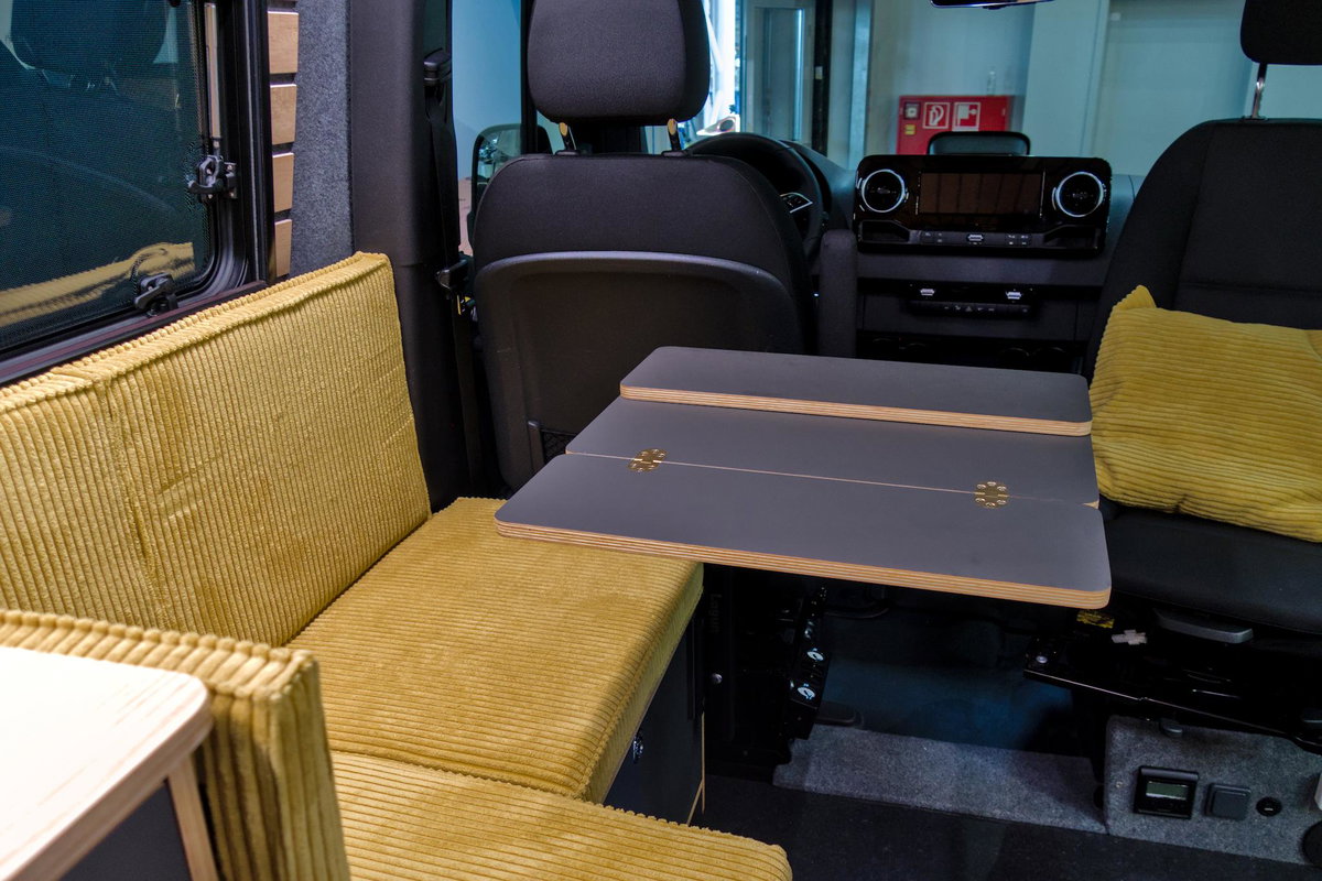 KEC Mountaineer Grand Expedition auf dem Caravan Salon 2026: Sitzgruppe mit klappbarem Tisch.
