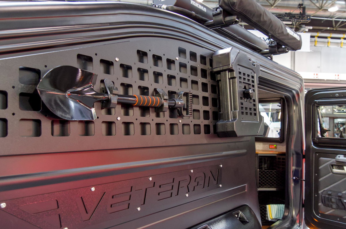Lidu Veteran 350 gaatjesplaat met vouwspade en reservejerrycan