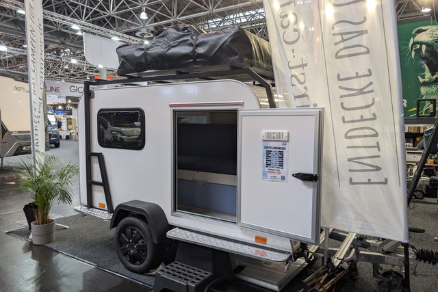 299 kilo leeggewicht en een keuken onder de bank: deze mini-caravan kun je helemaal naar wens inrichten