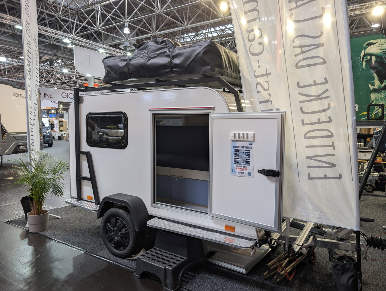 299 kilo leeggewicht en een keuken onder de bank: deze mini-caravan kun je helemaal naar wens inrichten