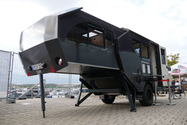 Raptor XC (3e gen. – 2027): Robuuste offroad-caravan met slide-out voor meer woonruimte