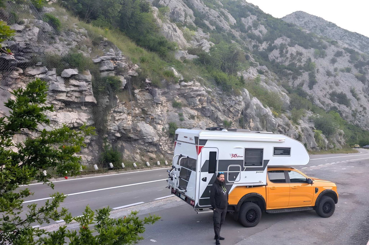 Pick-up in plaats van camper: hoe een fabriek al 50 jaar cabines bouwt voor offroad-campers